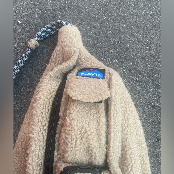 KAVU Rope Tan Sherpa Fleece Sling Bag - Picture 2 of 4